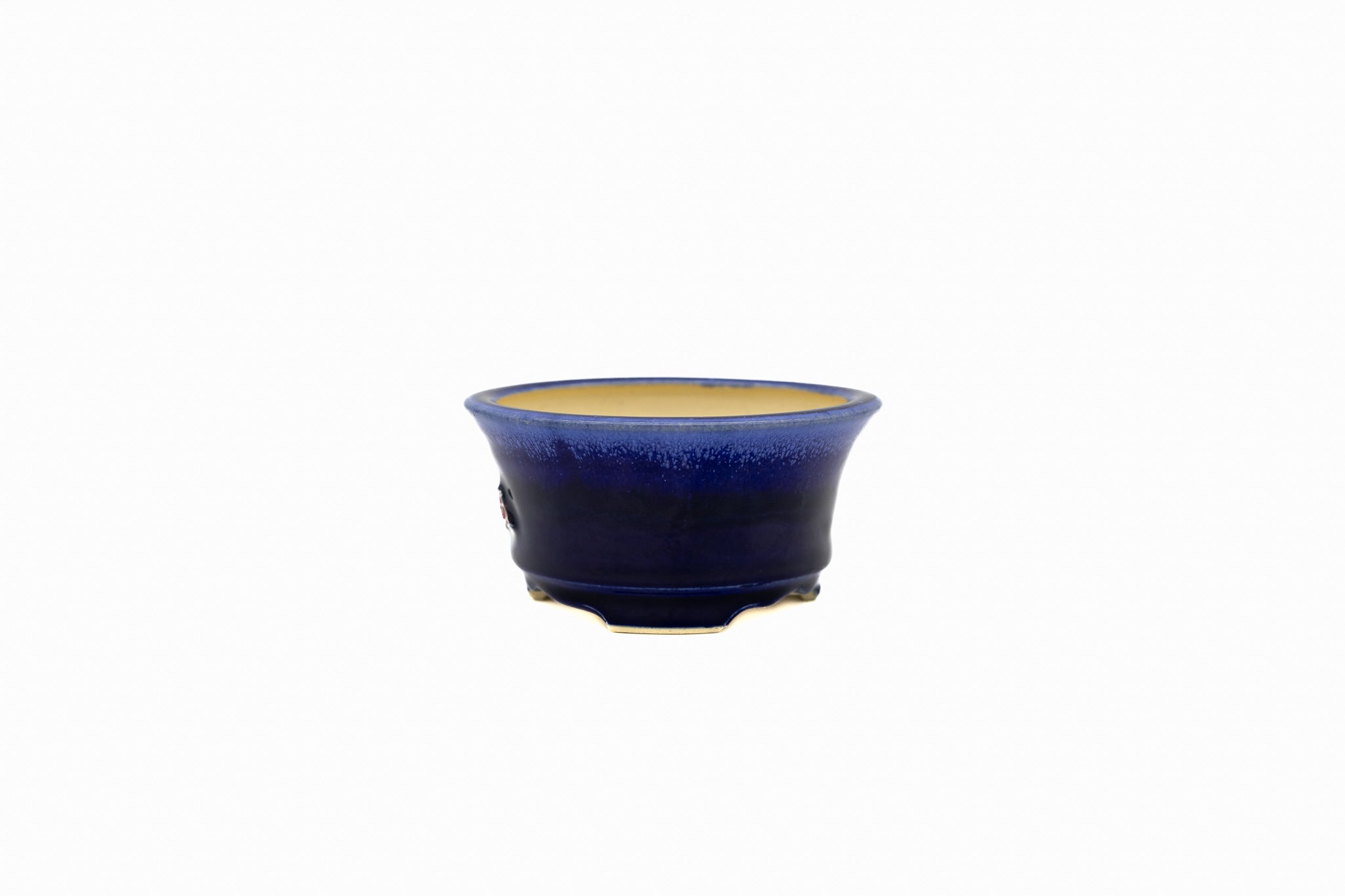 Maceta pequeña redonda para bonsái – Esmalte azul Ruri, calidad de competición, base de corte cuadrado. Maceta pequeña redonda para bonsái – Esmalte azul Ruri, calidad de competición, base de corte cuadrado.